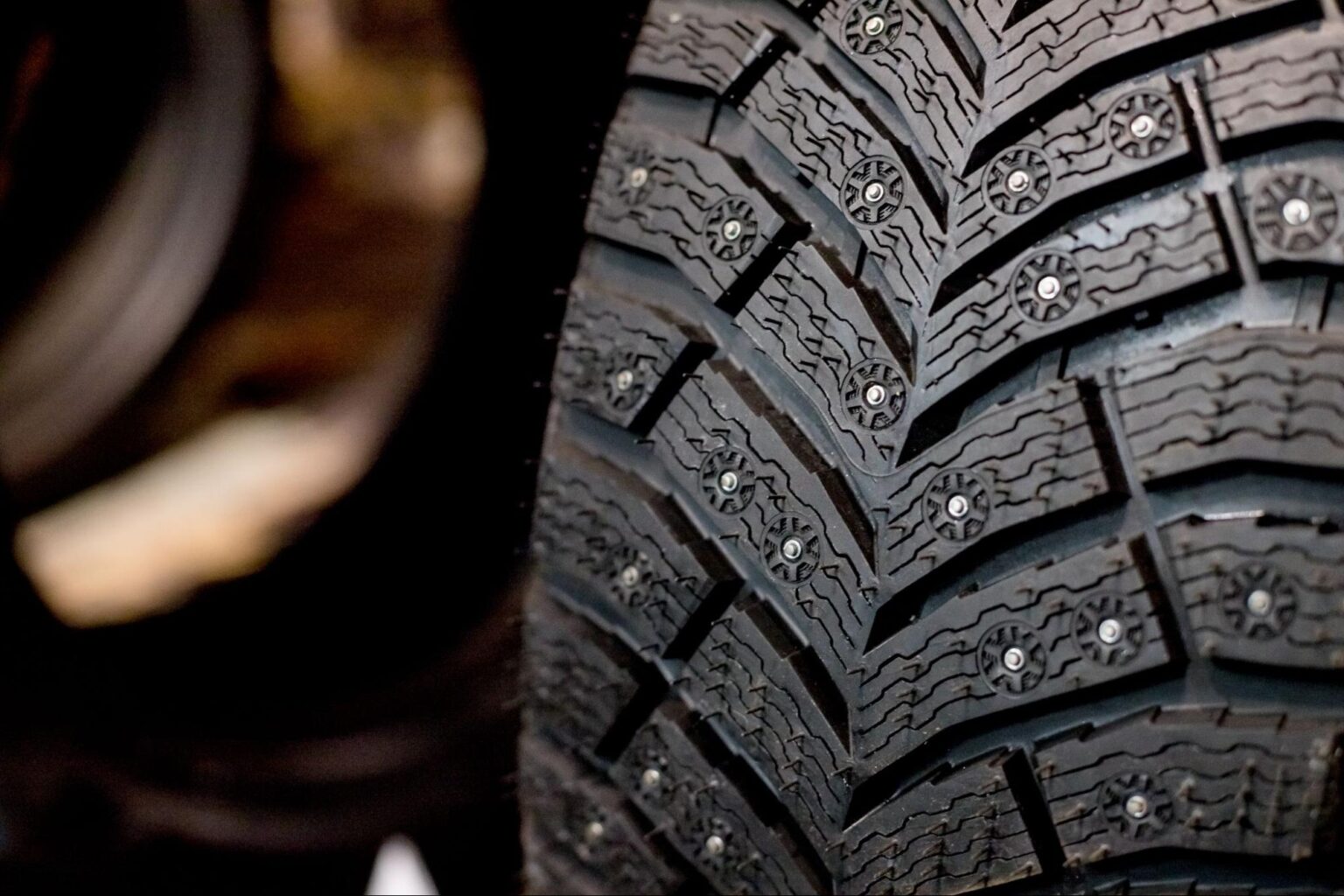 Pneus Cloutés : Avantages, Inconvénients et Réglementation